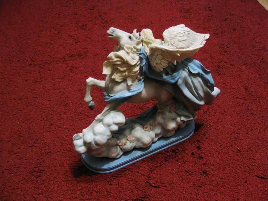 Статуэтка Крылатая всадница.