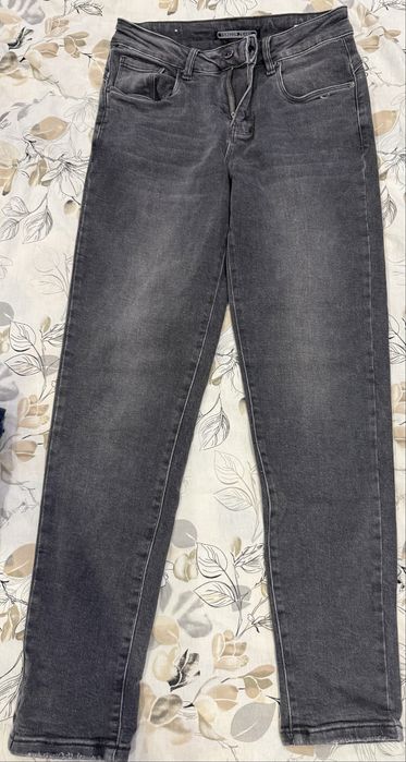 Продавам сиви дънки.