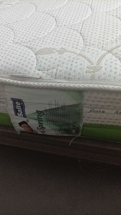 Pat de vânzare aproape nou cu saltea.