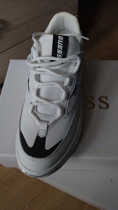 Чисто нови обувки Guess