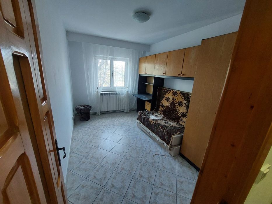 Închiriez apartament 3 camere