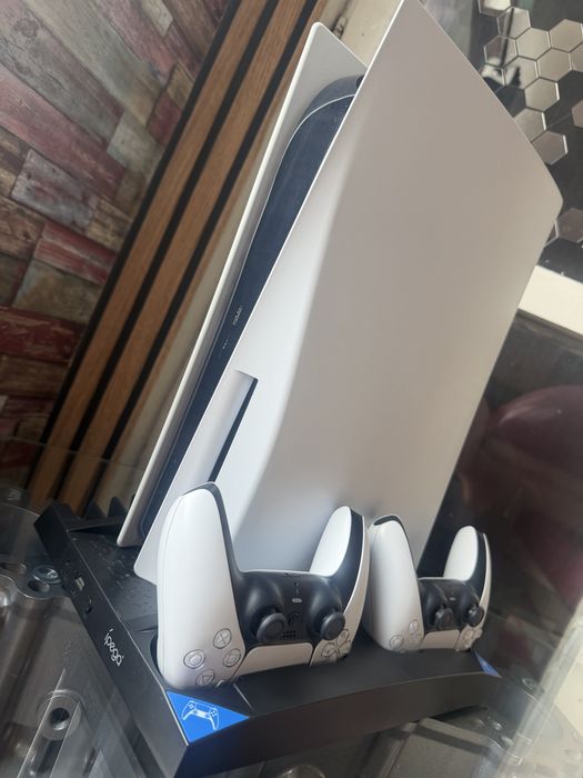 Playstation 5 с два джойстика