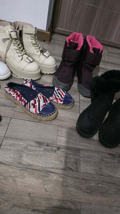 Papuci marimea 38/toti 150 lei