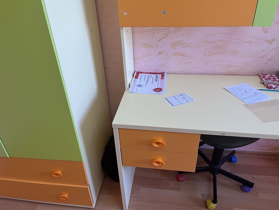 Комплект мебель: Шкаф, тумба и стенка.