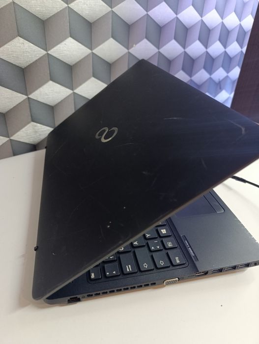 Laptop profesional Fujitsu model A556 Intel i5 6200u