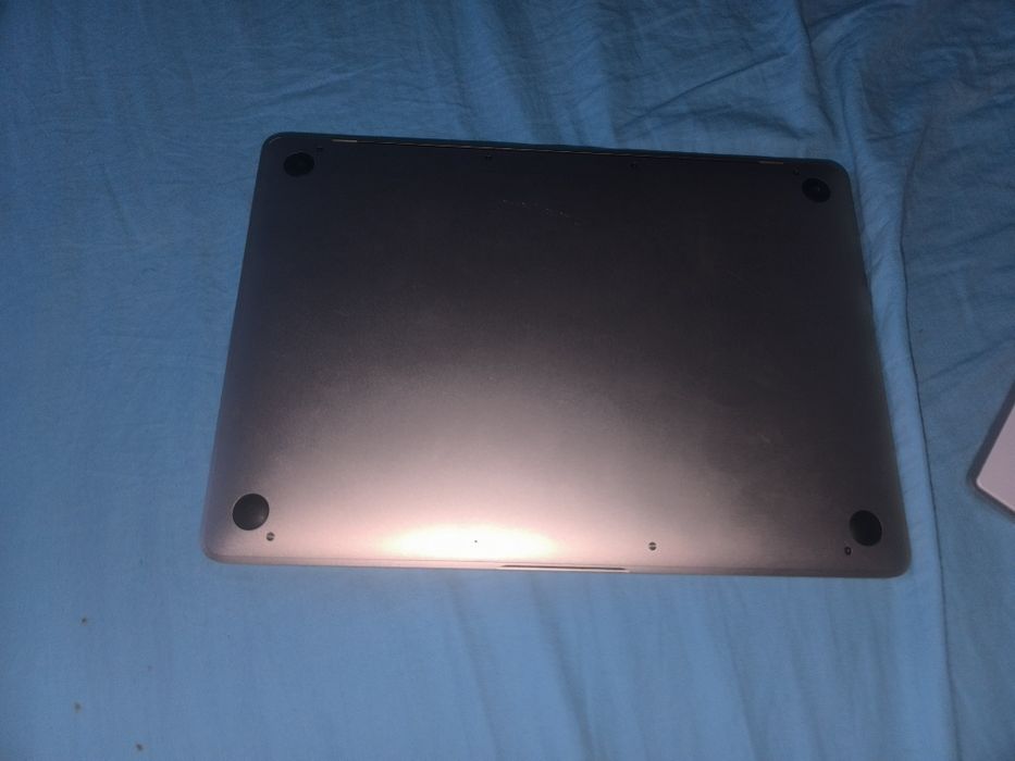 Vând MacBook Pro 13″ aproape ca nou, folosit doar de 2 ori!