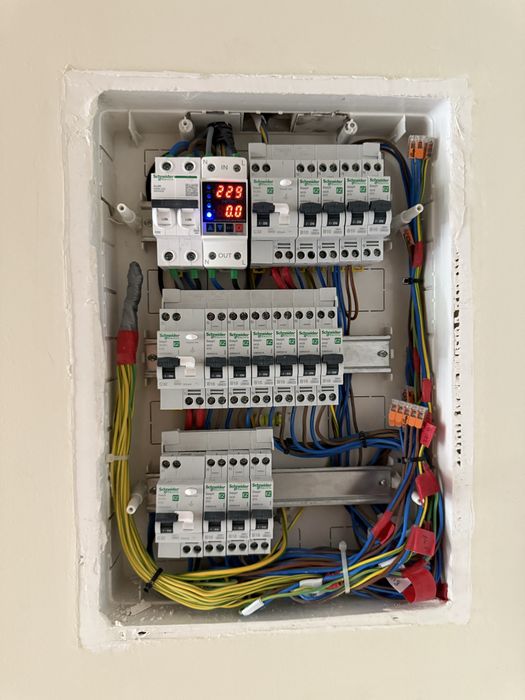 Electrician execut instalații/reparații electrice civile/industriale/