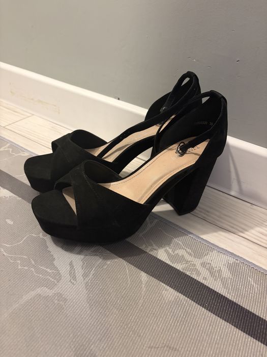 Босоножки на каблуе