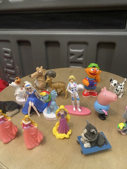 Киндер . Большие фигурки , игрушки