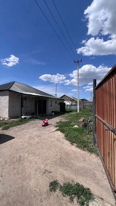 Қаланың сыртында үй сатылады.