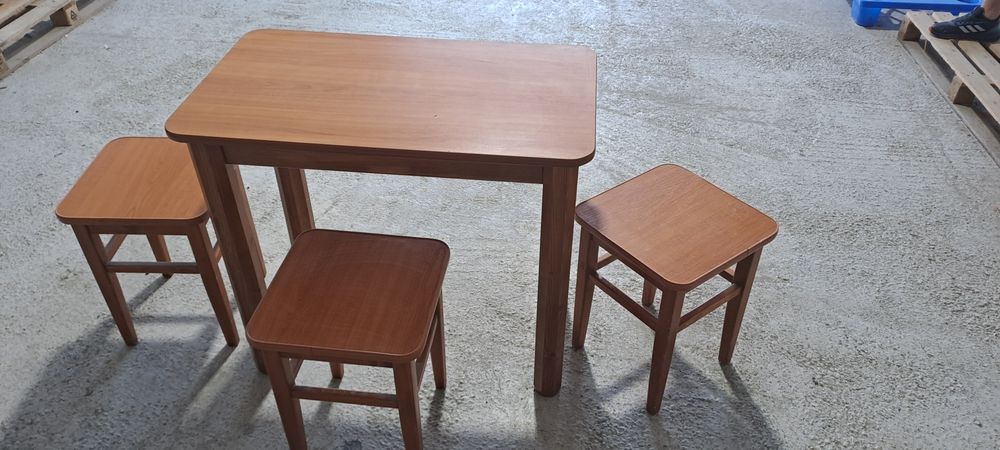 Masa de bucatarie cu 4 scaune