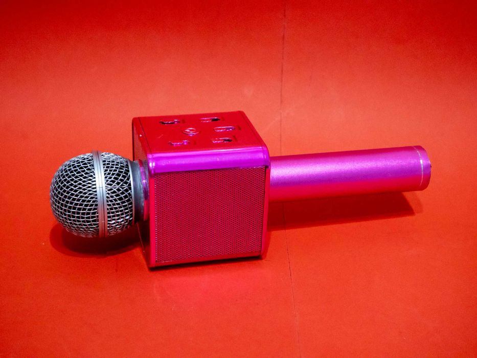Безжичен Bluetooth Караоке Микрофон 5в1 - 2500mAh Samsung Батерия Като Нов