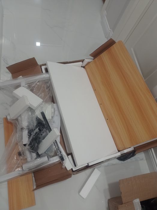 Бюро на колелца с накланящ се плот