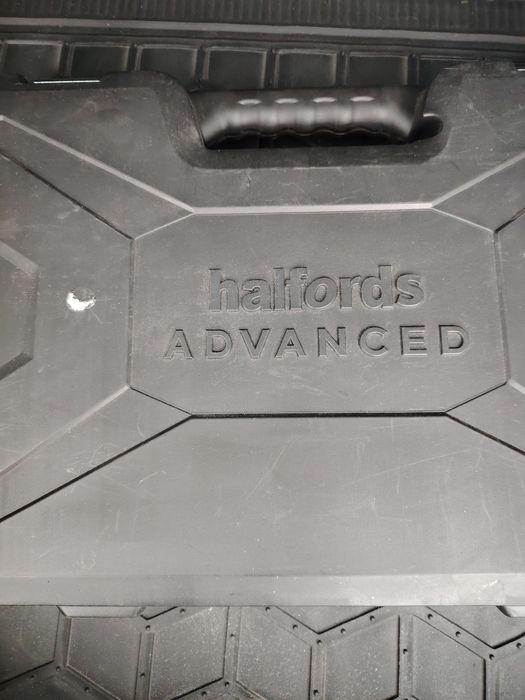 Trusa halfords advance nouă