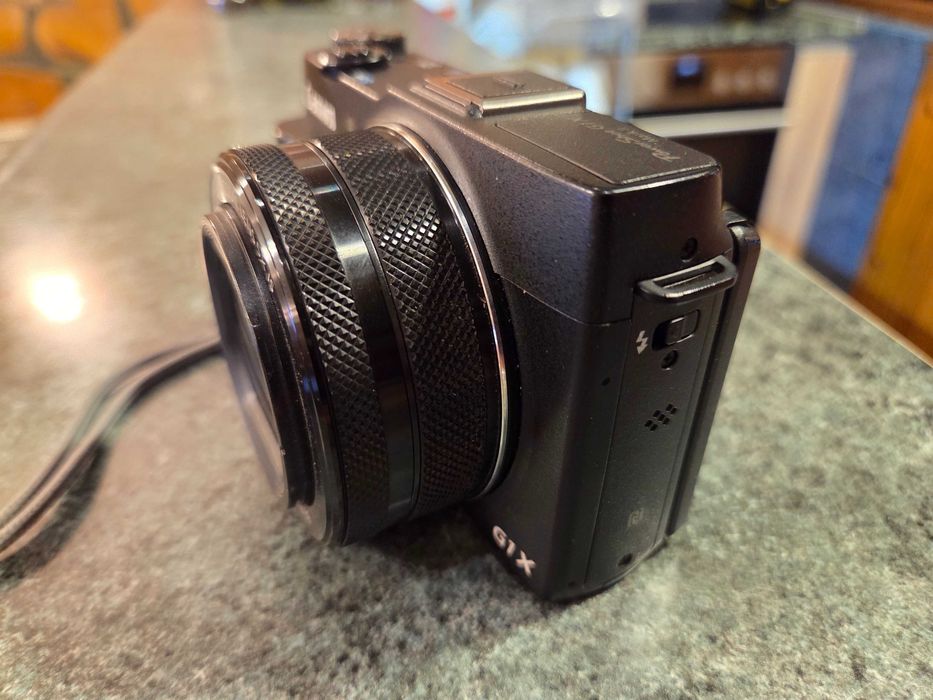 Продавам фотоапарат Canon PowerShot G1 X Mark II