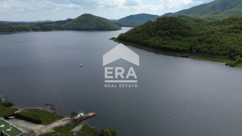 Ексклузивен, голям, терасиран, поземлен имот за продажба, на брега на