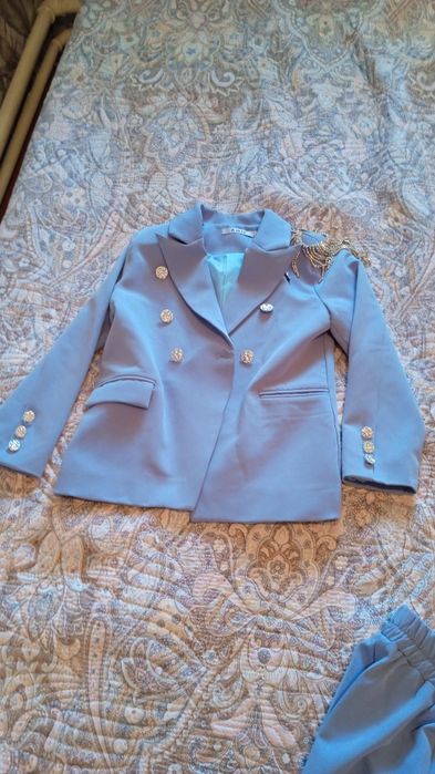 Продам костюм для девочки