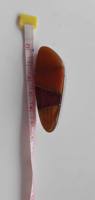 Янтарная брошь в металлическом корпусе - сакта