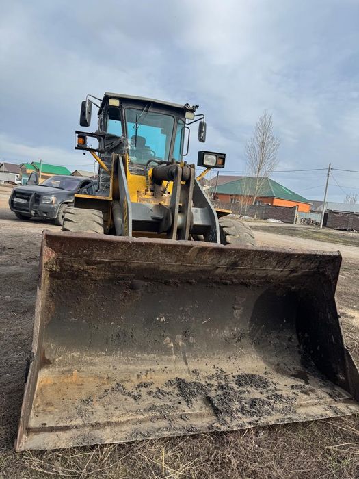 Продам погрузчик 2 куб 2011