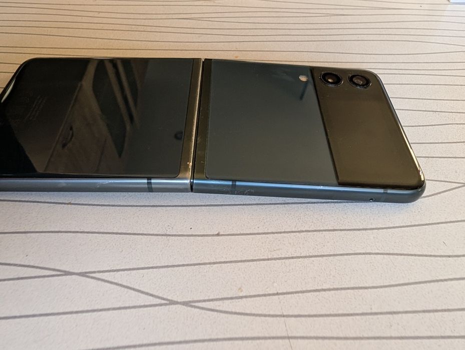 Samsung Galaxy Flip 3 с повреден дисплей