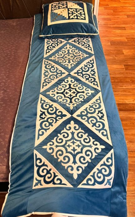 Төр көрпе жастығымен