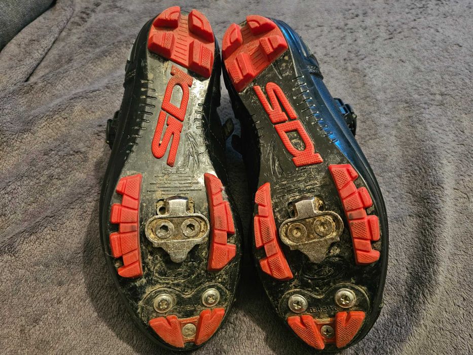 Casca ciclism Met Veleno ca noua marime M 56/58 si Pantofi ciclism Sidi trace 2 MTB spd ca noi marime 36