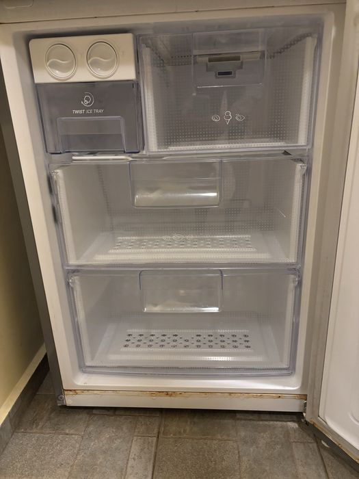 Хладилник.   LG