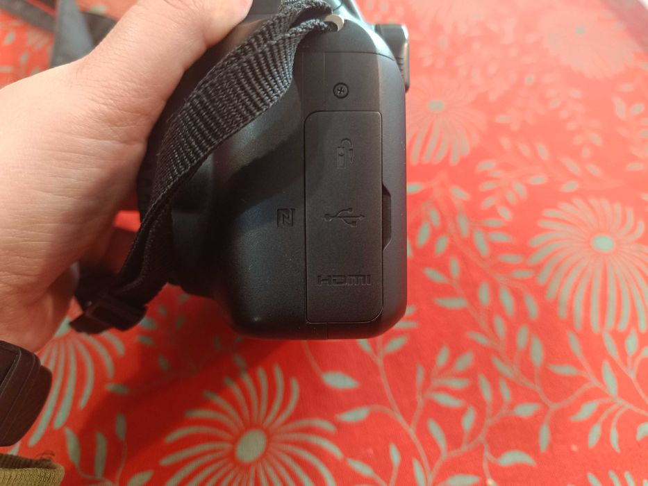 Тяло на Canon EOS 1300D+чанта