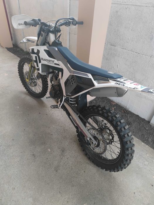 Motocicleta Husqvarna an 2018 ,83 ore de funcționare ținută în garaj