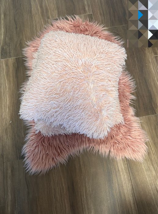 Розови възглавнички и килимче