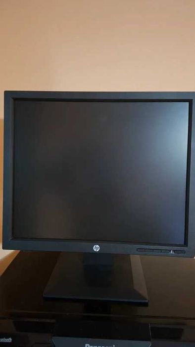 Monitor Hp 17" model HP P174 nou