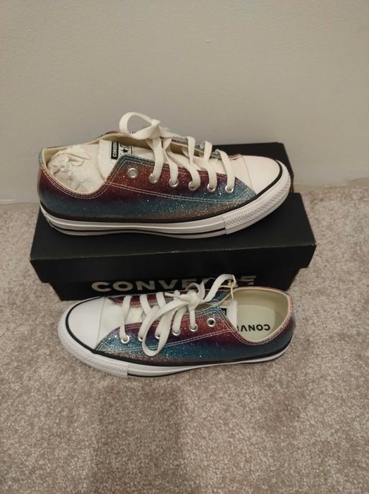 Vând pantofi sport Converse