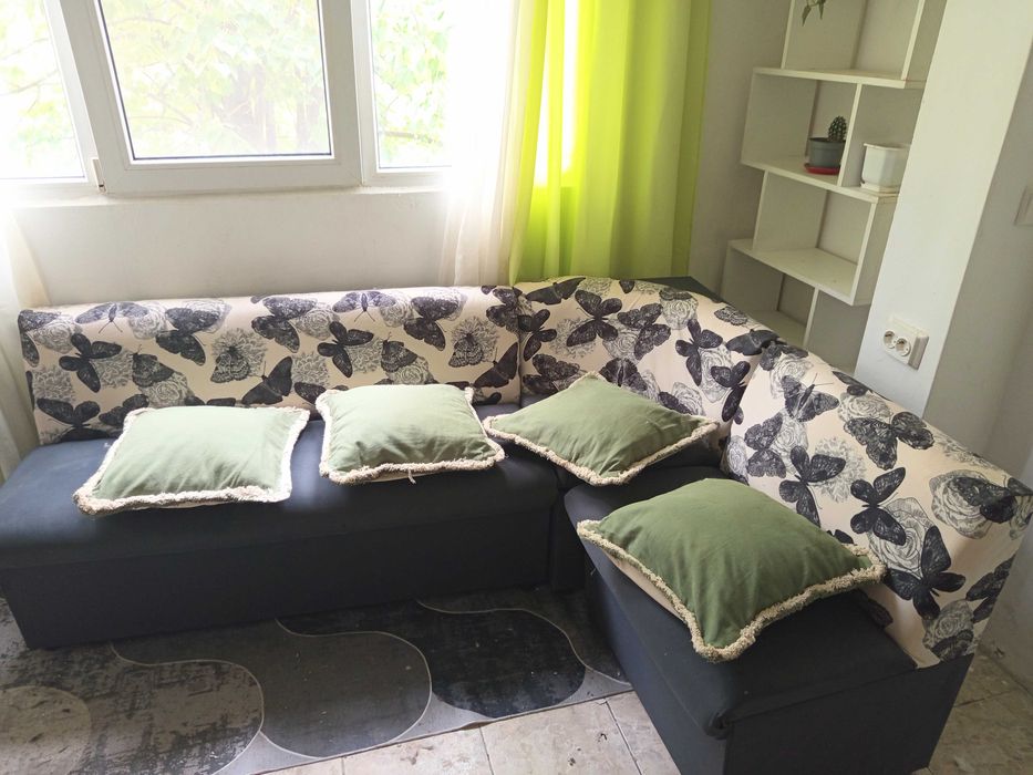 Ьглов диван с подарьк вьзглавници