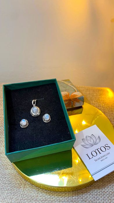 Нови сребърни обеци лунен камък