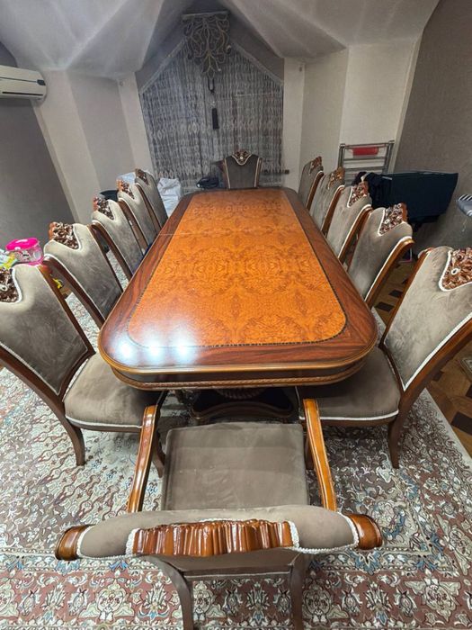 Элитный классический обеденный гарнитур (стол + 10 стульев + витрина)