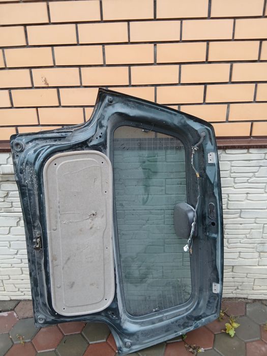 Продам заднее стекло Mazda Demio