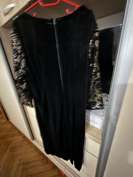 Rochie eleganta neagra cu catifea si decoratiuni aurii !