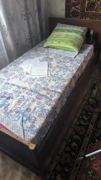 Односпальная кровать . Отдам даром