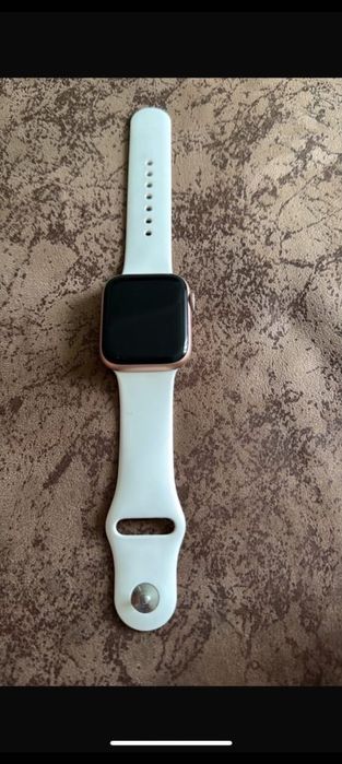 Продам часы Apple Watch 4