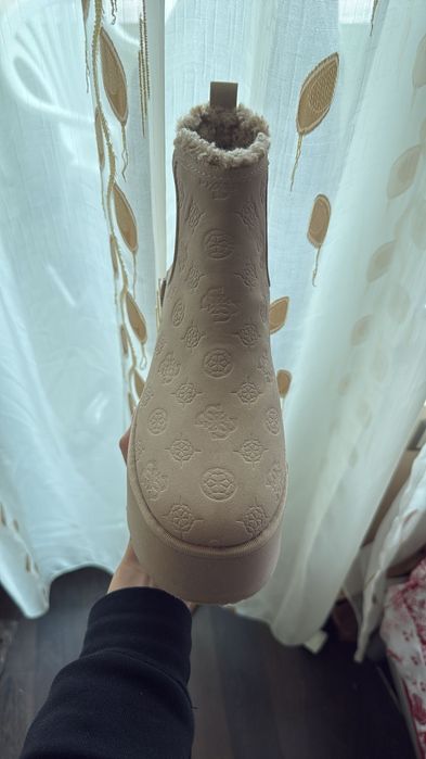 Бежови боти Guess