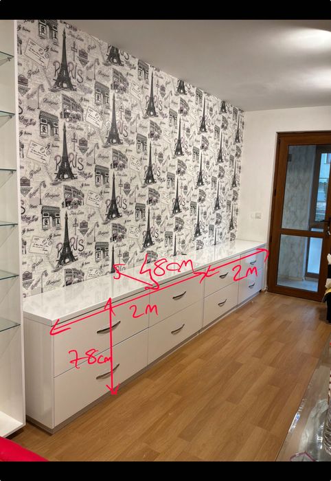 витрина бяла и стъклена дизайн и секция