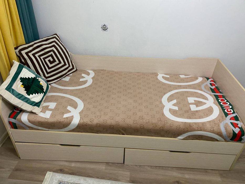 Две кровати и тумбочка