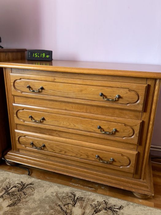 Vand set mobilier dormitor din lemn masiv