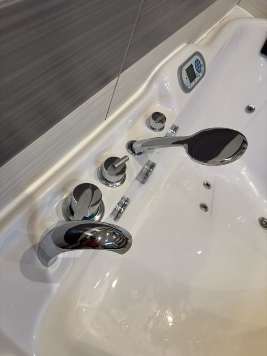 Jacuzzi sparios pentru 2 sau mai multe persoane