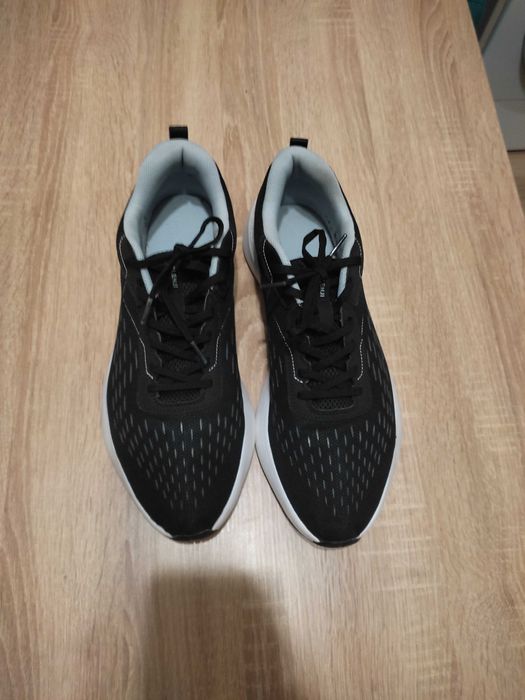 Обувки, маратонки