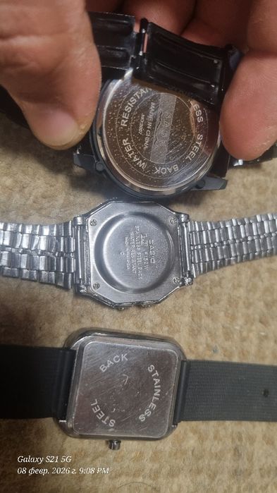 Soatlar sotiladi 2 tasi xitoy 1 tasi malaysia