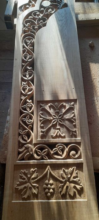 mobilă bisericească sculptată din lemn