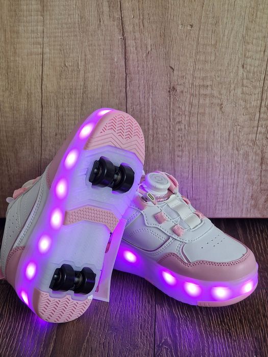 Adidasi cu role detașabile