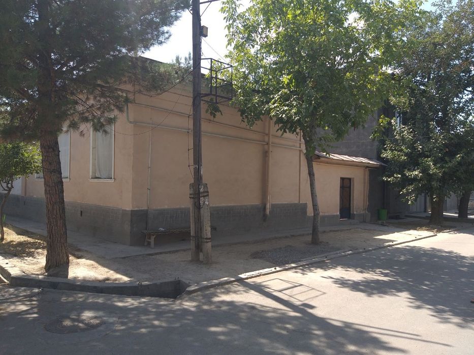 Hovli sotiladi. Uch tepa tumani