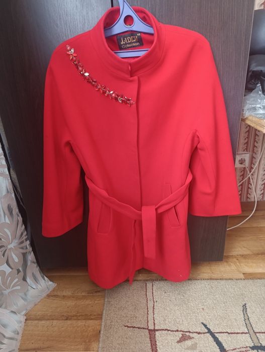 Красное пальто красивое